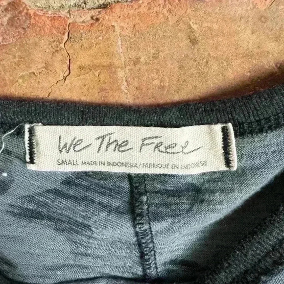 WE THE FREE CAMO T SHIRT SIZE S SHORT SLEEVE BLACK GRAY FREE PEOPLE - Picture 2 of 2